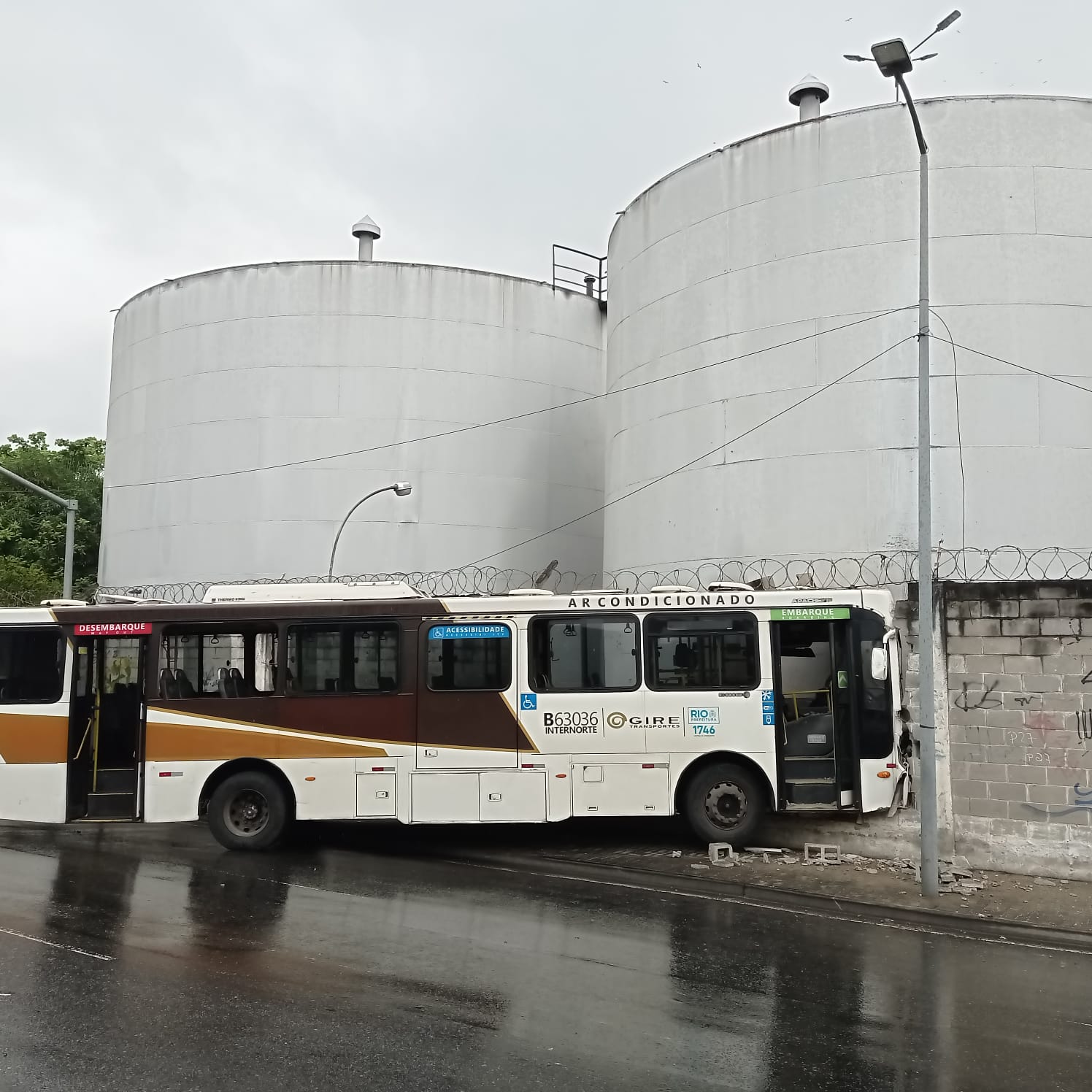 Ônibus sofre acidente e por pouco não atinge reservatório de óleo