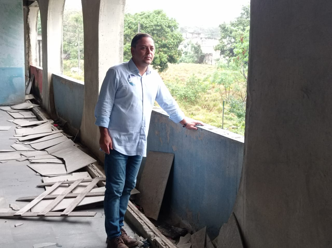 Rodrigo Neves visita Ciep abandono em Nova Iguaçu