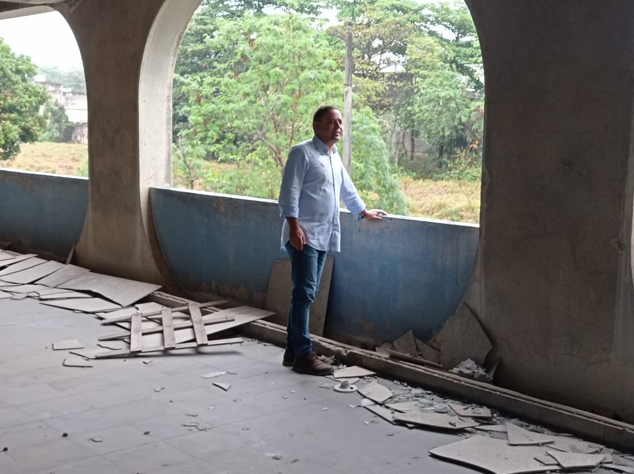 Rodrigo Neves visita Ciep abandono em Nova Iguaçu