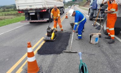 EcoRioMinas realiza obras de melhorias nas BRs-116, 465 e 493 (Foto: Trabalho de tapa-buraco, na BR-493, Magé-Manilha