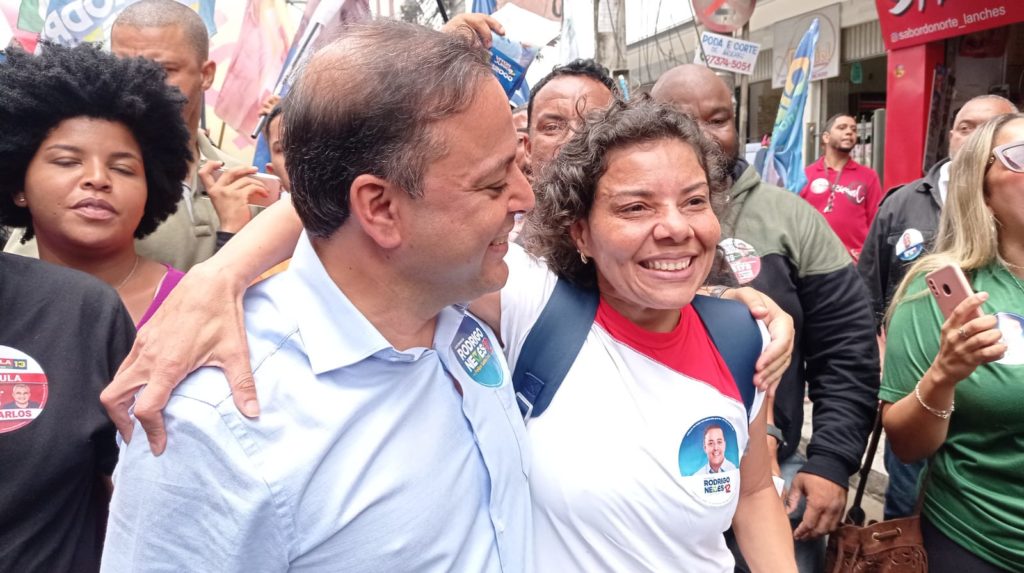 Rodrigo Neves faz caminhada no calçadão de Alcântara