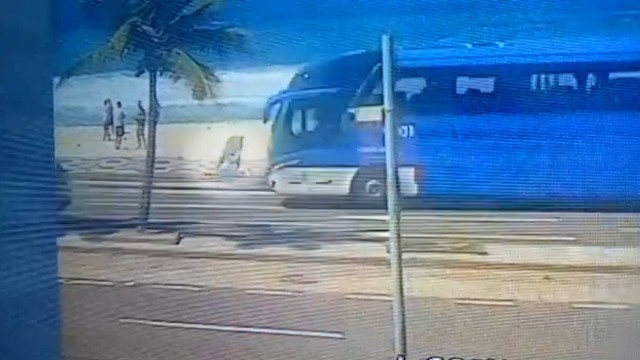 Ônibus atropela ciclista no Leblon