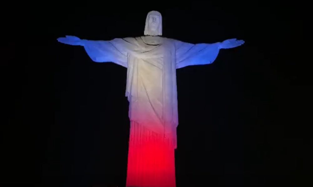 Cristo Redentor fica iluminado em homenagem à Rainha Elizabeth II