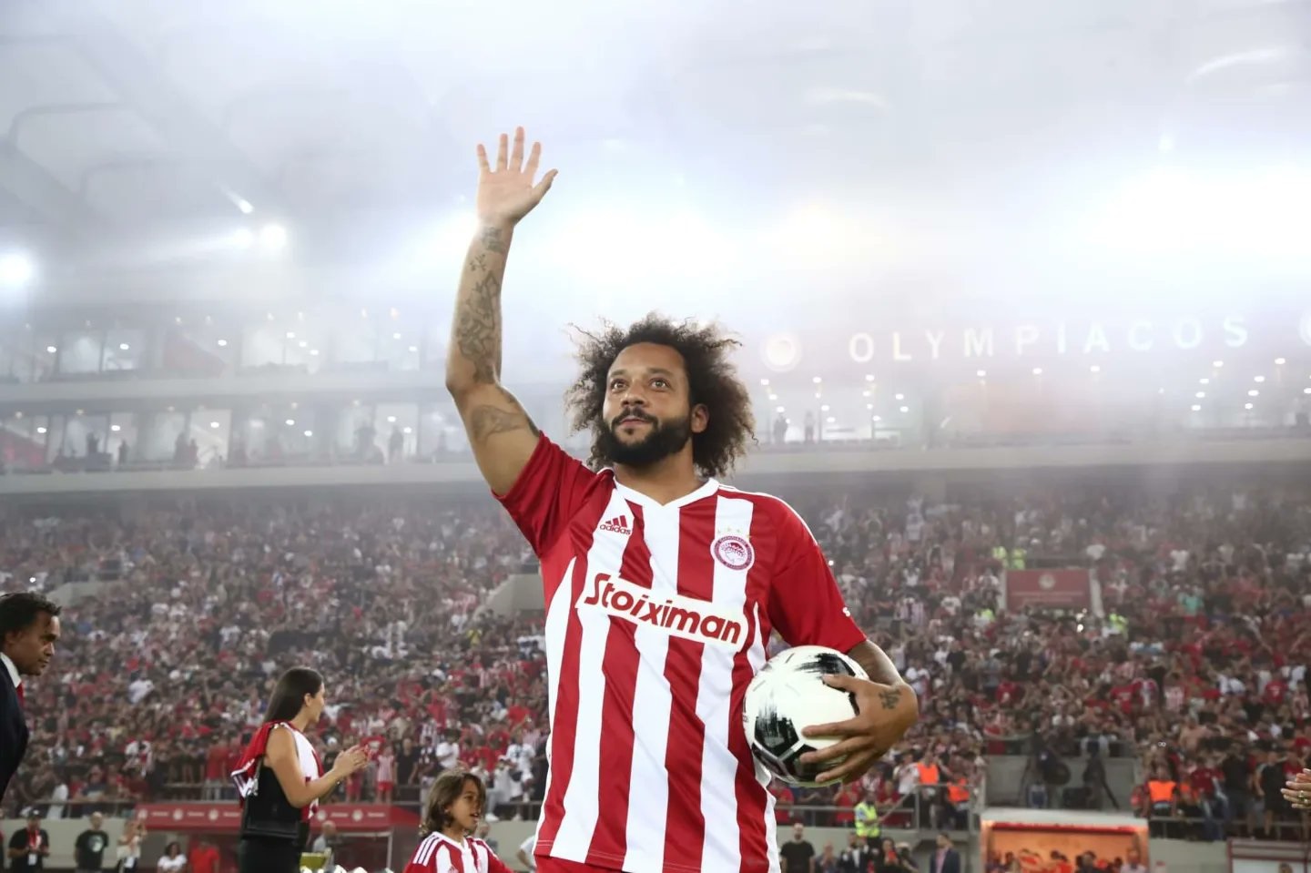 Marcelo, lateral-esquerdo, é apresentado no estádio do Olympiacos