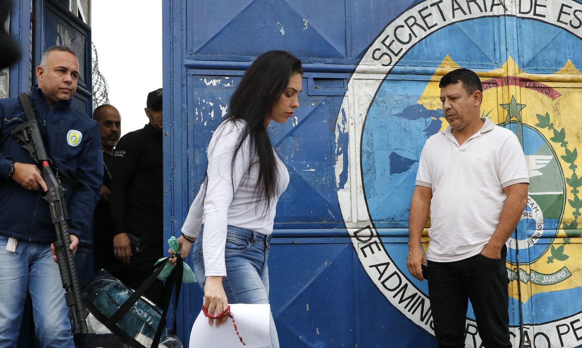 Monique Medeiros deixa a prisão no Instituto Penal Santo Expedito, em Bangu