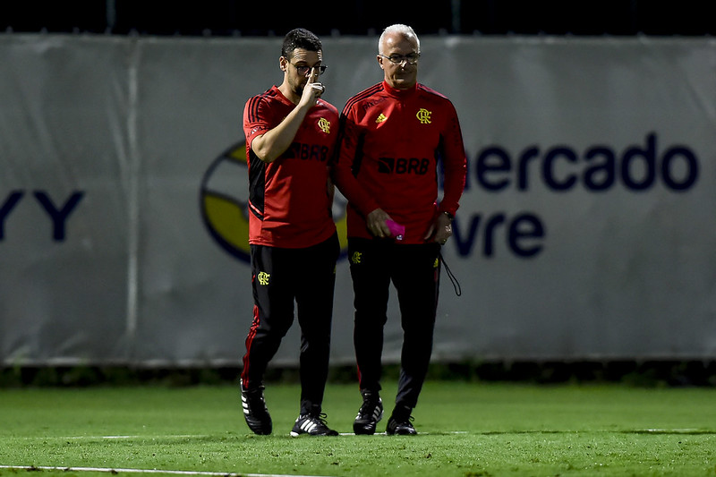 Dorival Jr conversa com o auxiliar Lucas Silvestre no CT Ninho do Urubu