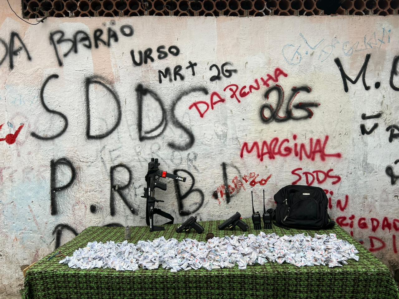 Armas-granadas-e-drogas-apreendidas-em-operacao-da-Policia-Militar-nas-comunidades-do-Jorge-Turco-e-da-Palmeirinha-na-Zona-Norte-do-Rio