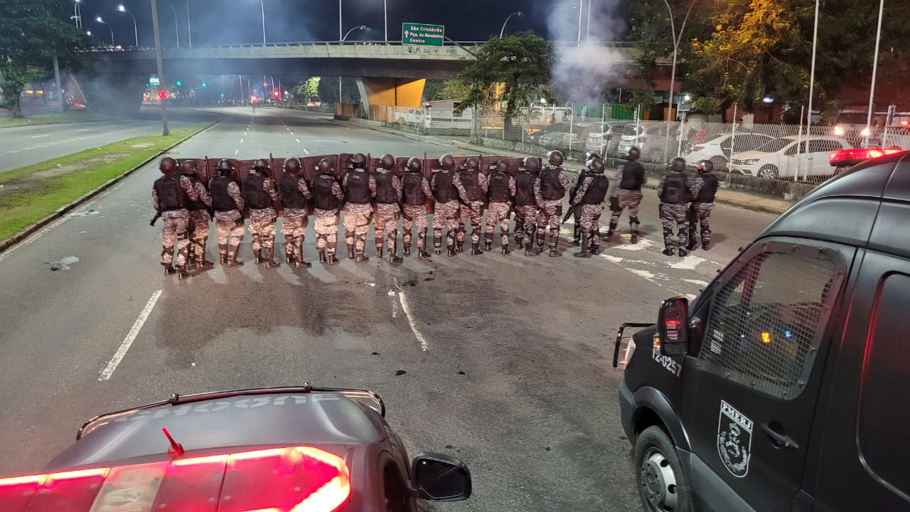 Registro de uma das ações do Batalhão de Choque, na Avenida Radial Oeste, na noite desta quarta-feira (19)