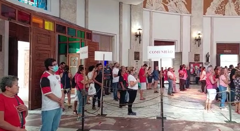 Flamenguistas na igreja de São Judas Tadeu