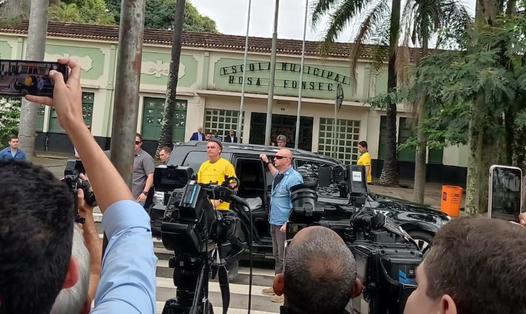 Jair Bolsonaro vota no Rio