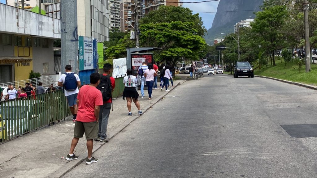 Ponto de ônibus na Rocinha, na Zona Sul do Rio