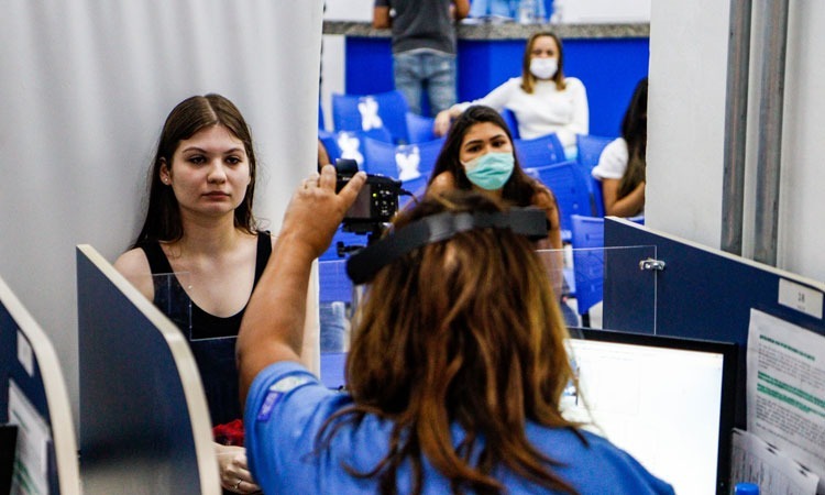 Detran RJ realiza mutirão especial para emitir carteiras de identidade a estudantes que farão vestibulares e concursos