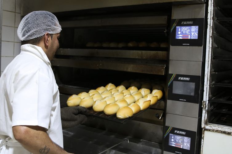 Pão e curso profissionalizante para quem precisa