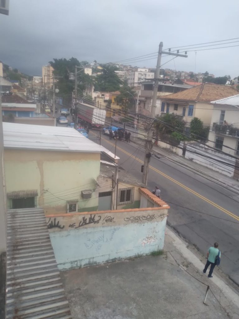 Roubo de carga na Rua Clarimundo de Melo