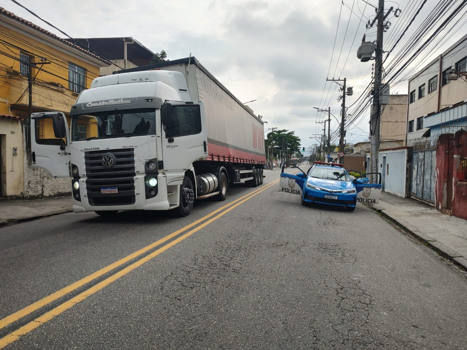 Roubo de carga na Rua Clarimundo de Melo