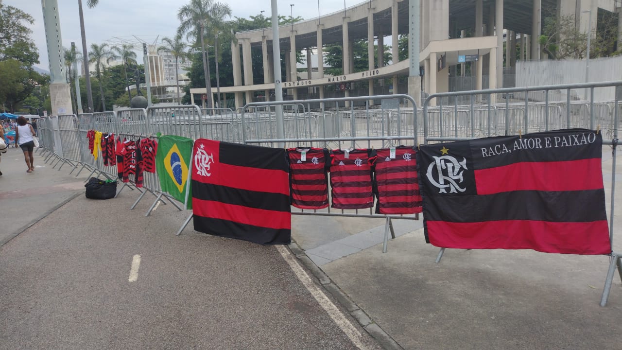 Torcedores do Flamengo já movimentam o entorno do Maracanã