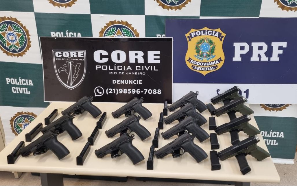 Pol Cia Apreende Pistolas E Prende Dois Suspeitos Por Tr Fico De