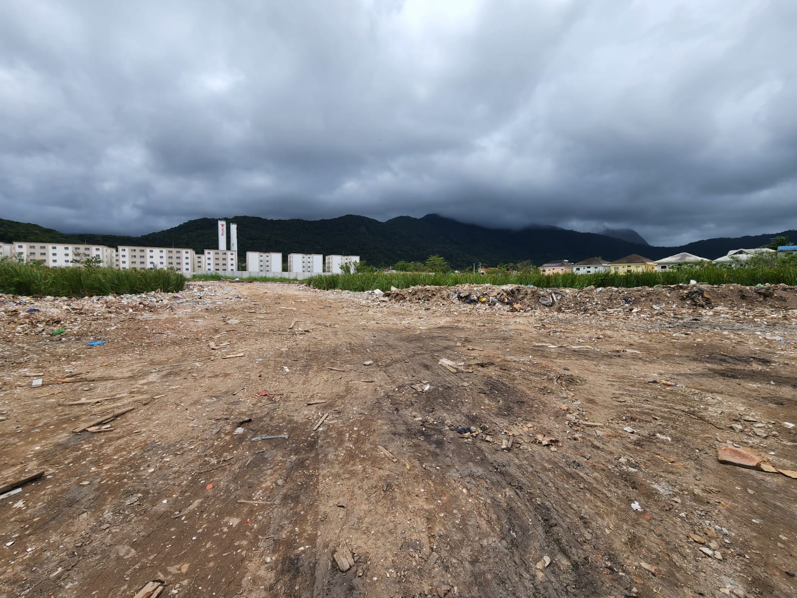 Com uso de helicóptero, Secretaria do Ambiente e Clima e PM desmobilizam aterro clandestino em Vargem Grande