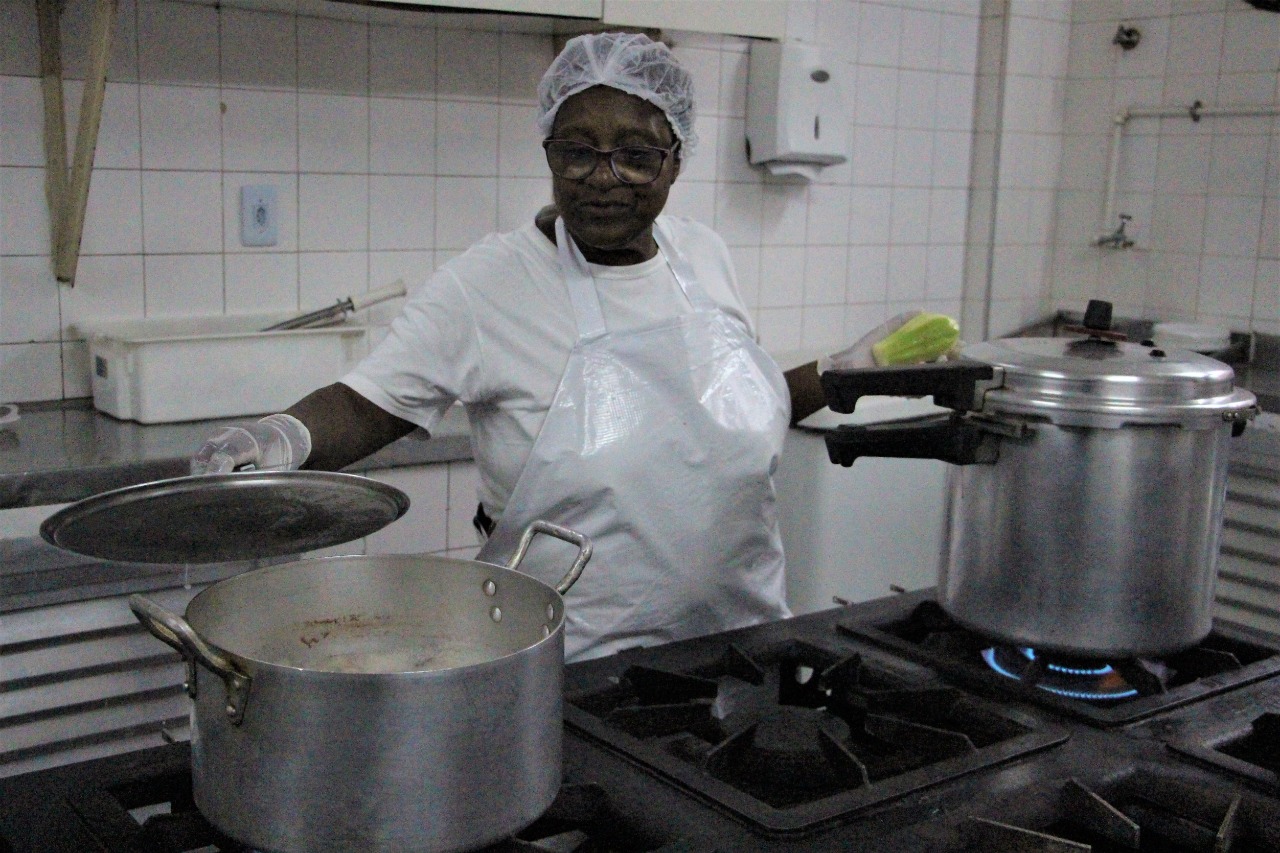 Merendeira de escola centenária da rede estadual em Petrópolis sonha em se tornar chef de cozinha