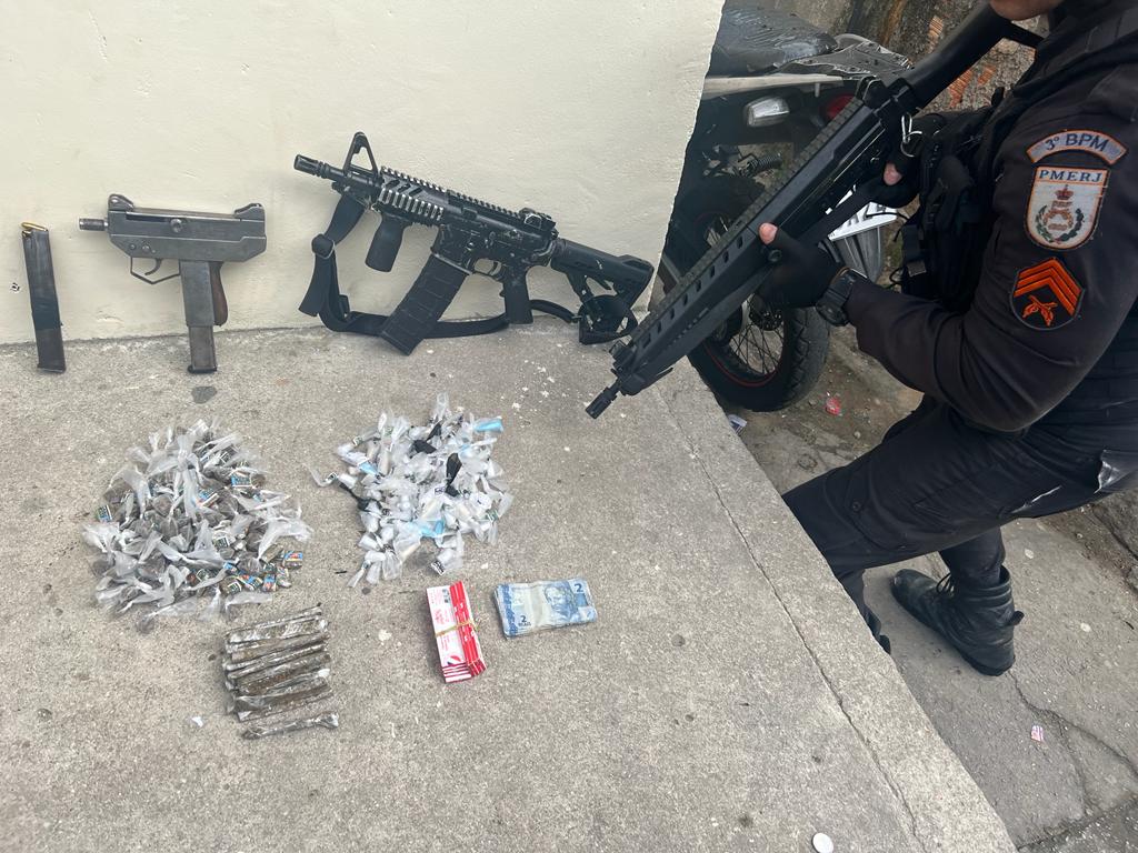 fuzil, submetralhadora e drogas apreendidos em operação da PM