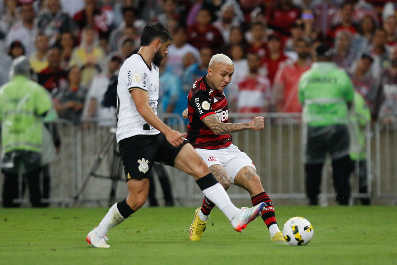 Du Queiroz com o domínio da bola em jogo contra o Flamengo