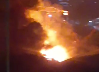 Bombeiros ainda trabalham em incêndio que atingiu fábrica de móveis na Zona Norte do Rio