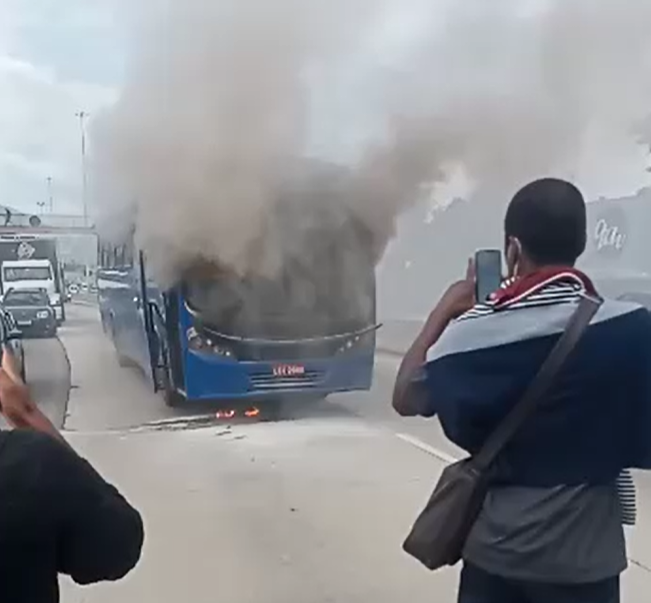 Incêndio em ônibus provoca congestionamento na Avenida Brasil