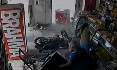 [VÍDEO]Motociclista perde controle e invade padaria em São Gonçalo