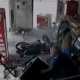 [VÍDEO]Motociclista perde controle e invade padaria em São Gonçalo