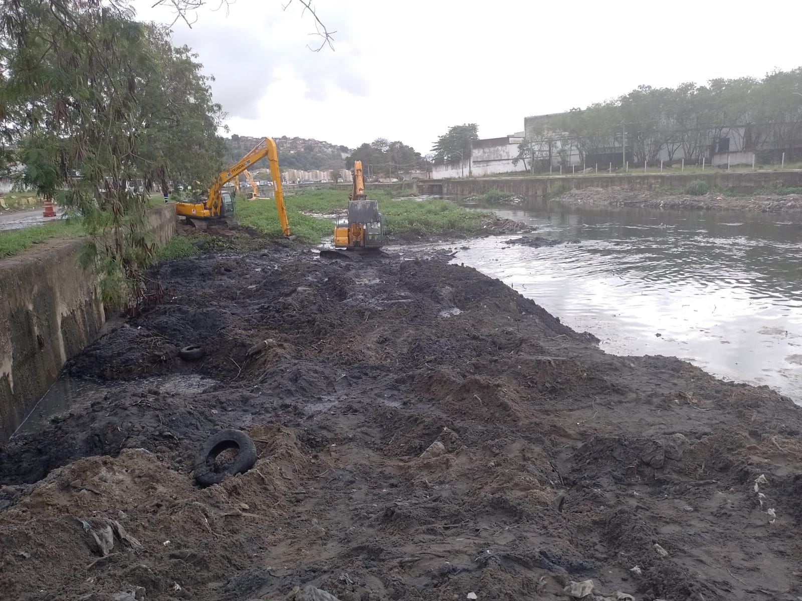 Prefeitura do Rio trabalha no desassoreamento do Rio Acari, na Zona Norte