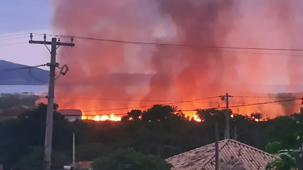 Fogo atinge vegetação em Cabo Frio