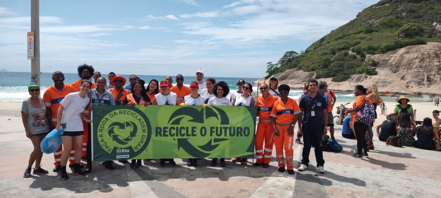 Comlurb Promove Campanha De Ades O Coleta Seletiva Na Praia Do Pontal