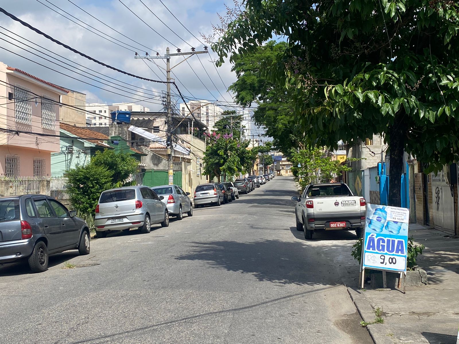 Moradores do bairro do Encantado, na Zona Norte, sofrem com falta d'água desde semana passada