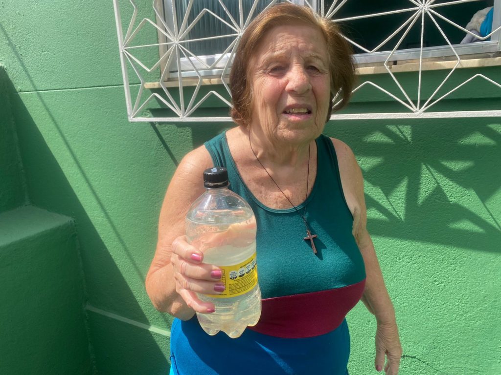 Moradora do bairro do Encantado, de 82 anos, reclama da qualidade da água