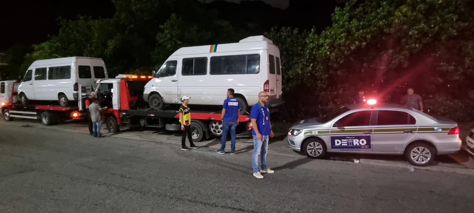 Detro-RJ apreende na Barra vans piratas que podem estar ligadas à milícia