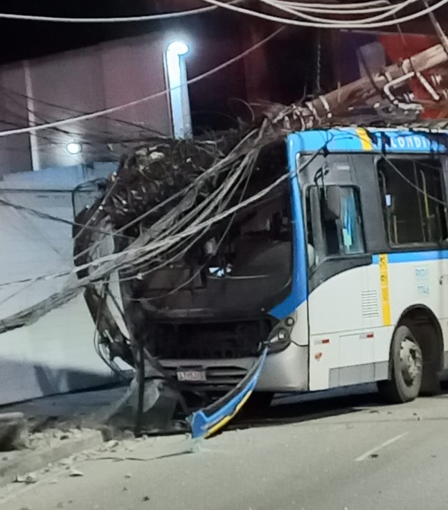 Ônibus bate em poste na Estrada do Gabinal