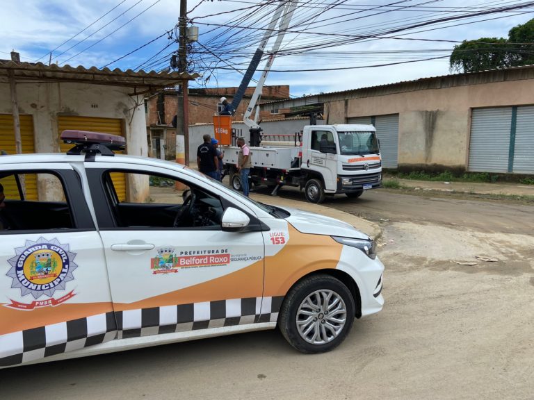 Iluminação pública de Belford Roxo passa por serviço de melhoria