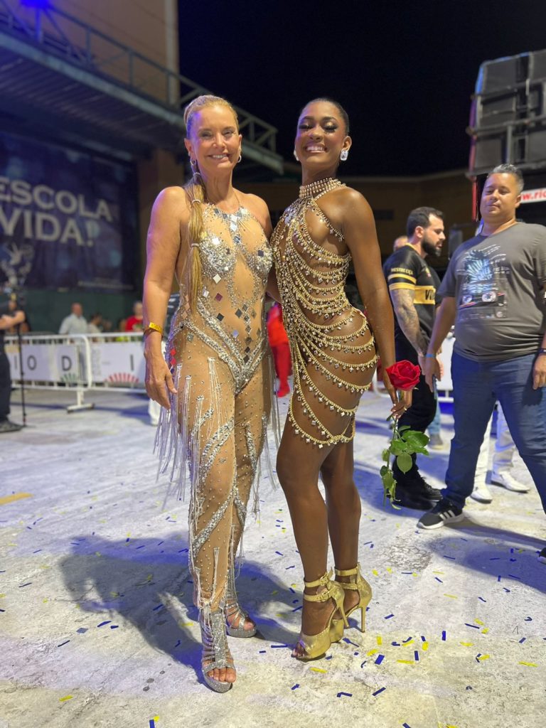 FOTOS Musa Paula Bergamin Brilha Entre Famosas Em Noite De Samba