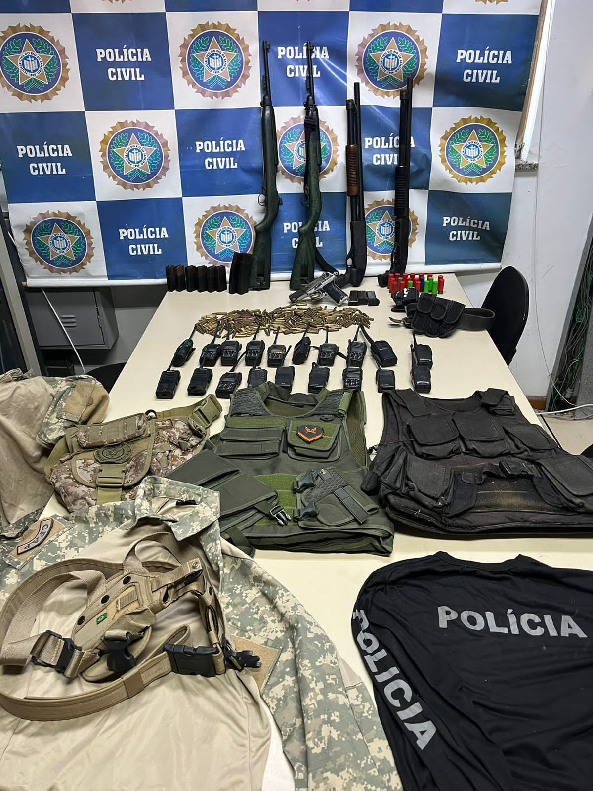 Arsenal de guerra é apreendido em apartamento de miliciano em Bangu