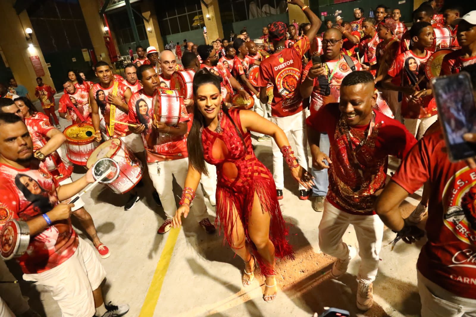 [FOTOS] Nathalia Hino brilha como rainha da Estácio de Sá em noite de Mini Desfiles na Cidade do Samba