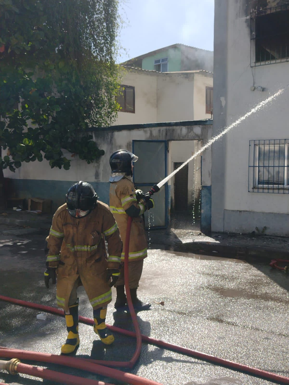 Incêndio atinge galpão em Caxias