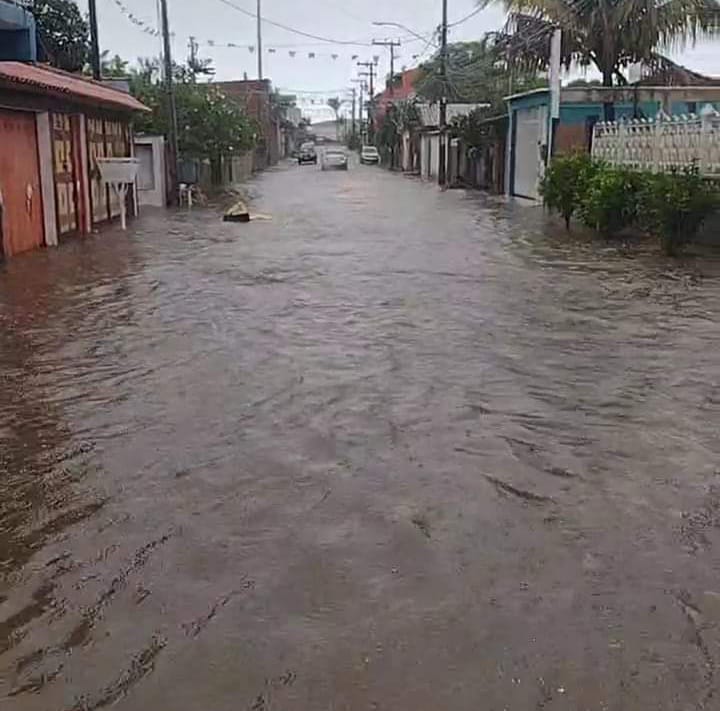 Rua alagada em Rio das Ostras