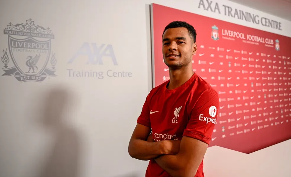 Contratado após a Copa do Mundo, Gakpo posa pela primeira vez com camisa do  Liverpool, da Inglaterra - Super Rádio Tupi