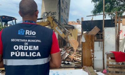 Prefeitura faz demolição de 60 construções irregulares em Manguinhos, na Zona Norte do Rio