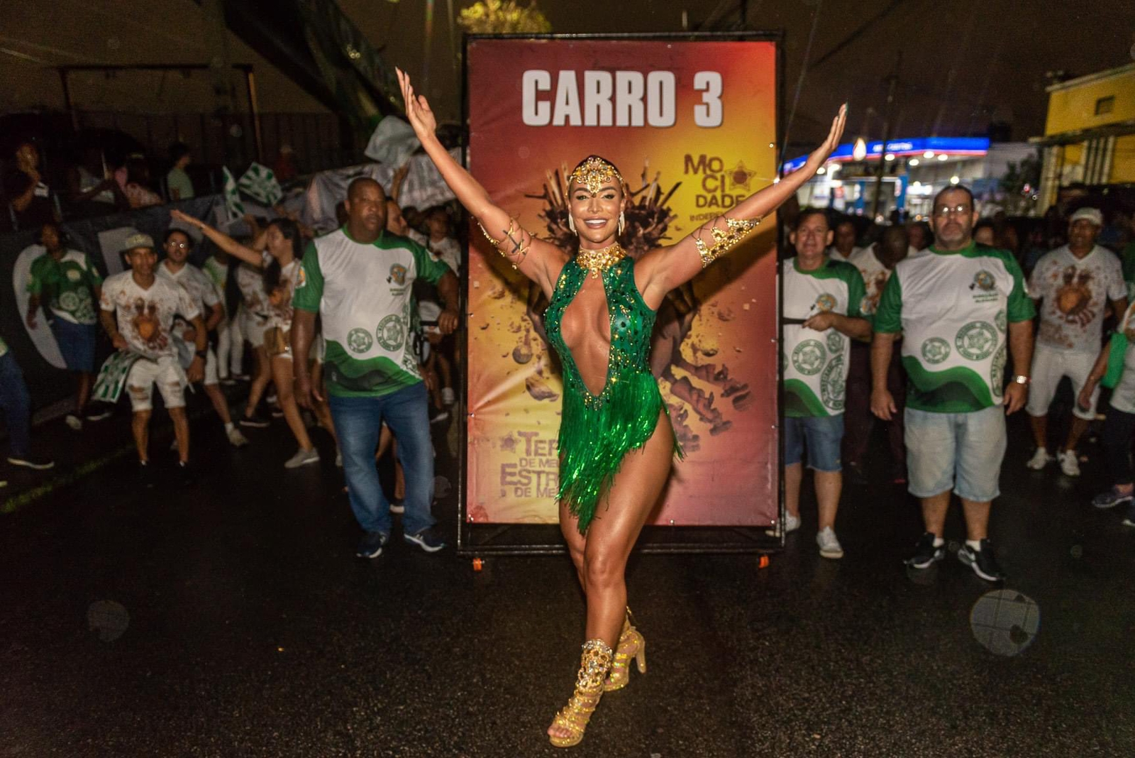 Aline Mineiro faz sua estreia no carnaval como musa da Mocidade Independente de Padre Miguel