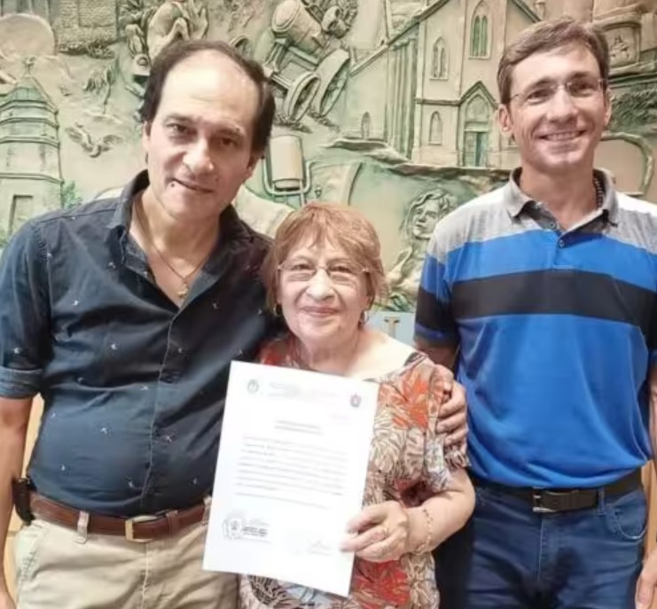 Idosa de 84 anos volta a estudar e completa o ensino fundamental