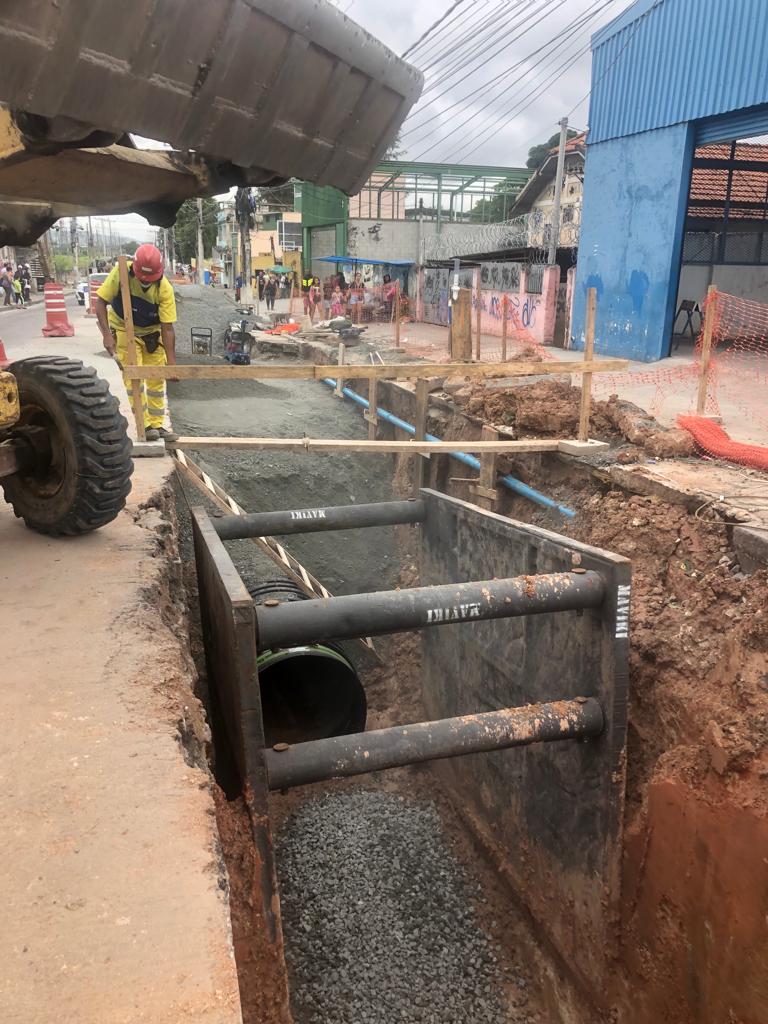 Prefeitura do Rio realiza obra de drenagem no entorno do Mercadão de Madureira