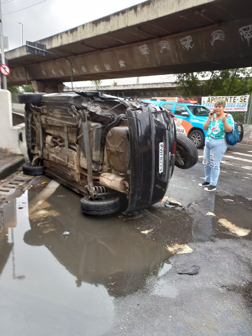 Acidente de carro deixa ferido na Linha Amarela