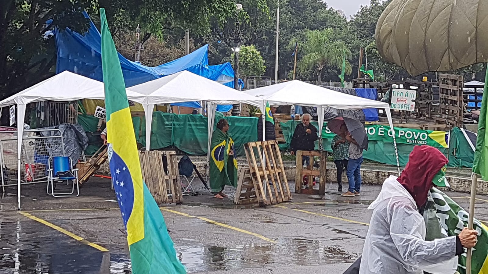 Acampamento bolsonarista começa a ser desmontado no Centro do Rio
