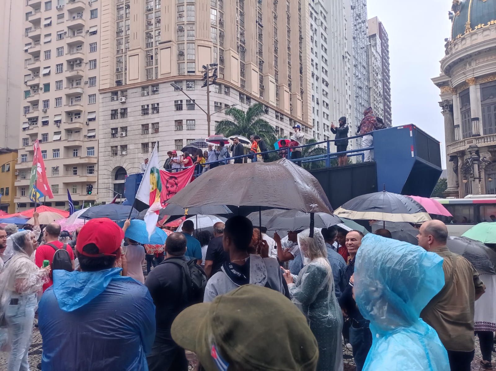 Ato foi realizado em forma de protesto aos criminosos que invadiram e depredaram as sedes dos Três Poderes, em Brasília, no último domingo (08)